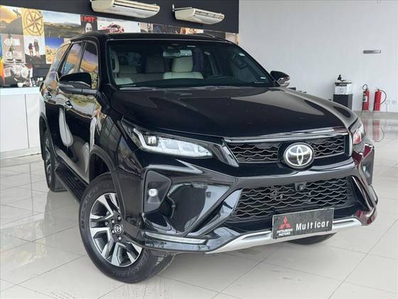 TOYOTA HILUX SW4 2.8 D-4D TURBO DIESEL DIAMOND 7L 4X4 AUTOMÁTICO